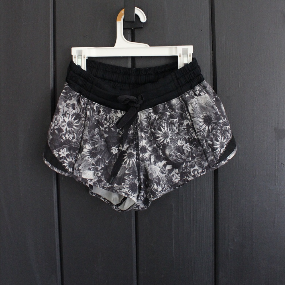 Lulu lemon Hotty Hot short 2.5